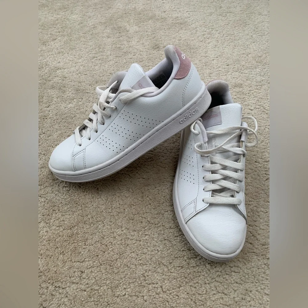 Adidas Women's Size 7.5 Advantage Casual Sneaker in White Pale Pink Cloudfoam